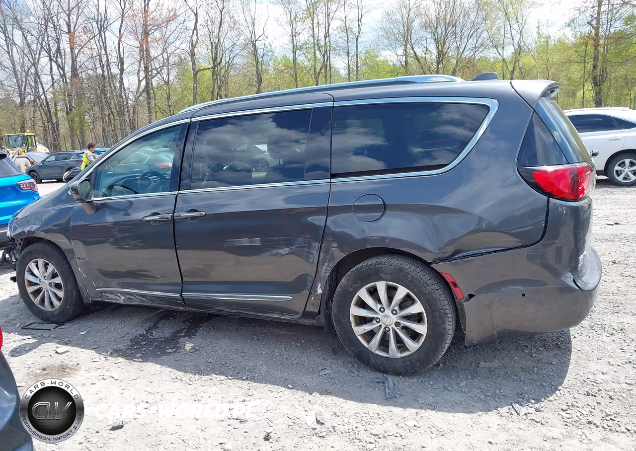 2018 Chrysler Pacifica Touring L Plus VIN:2C4RC1EG1JR351095 - 14