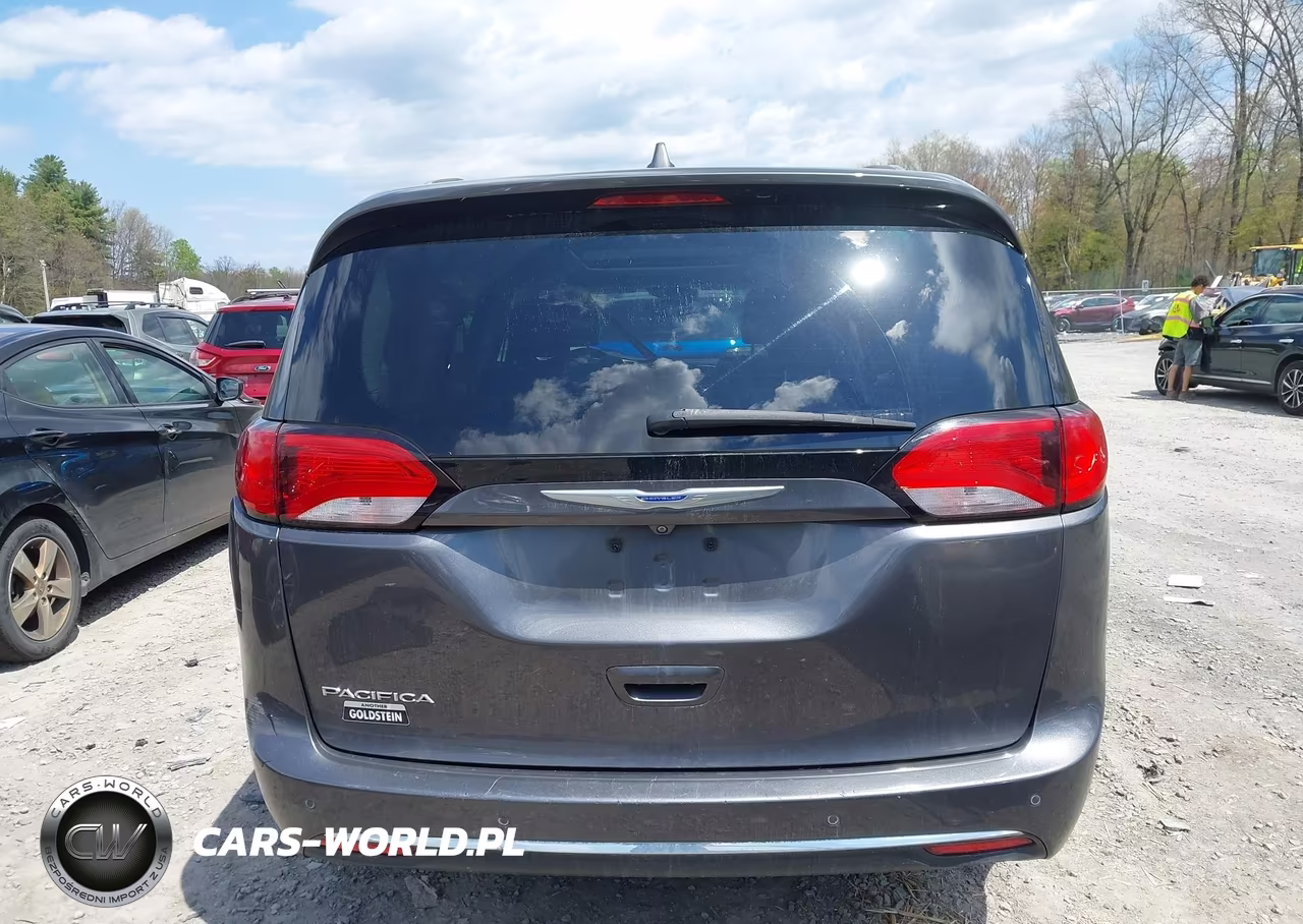 2018 Chrysler Pacifica Touring L Plus VIN:2C4RC1EG1JR351095 - 16