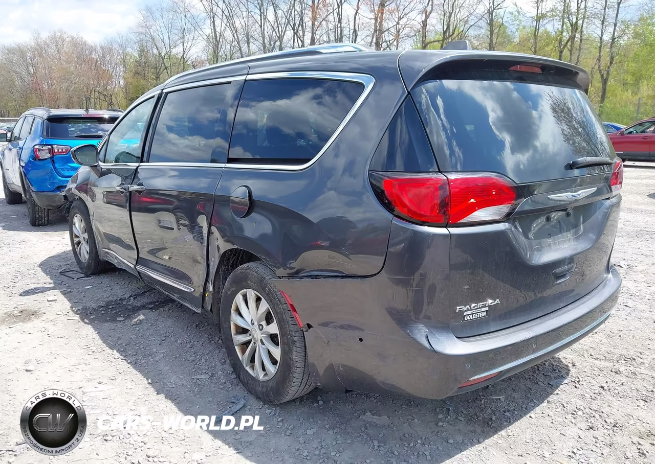 2018 Chrysler Pacifica Touring L Plus VIN:2C4RC1EG1JR351095 - 3