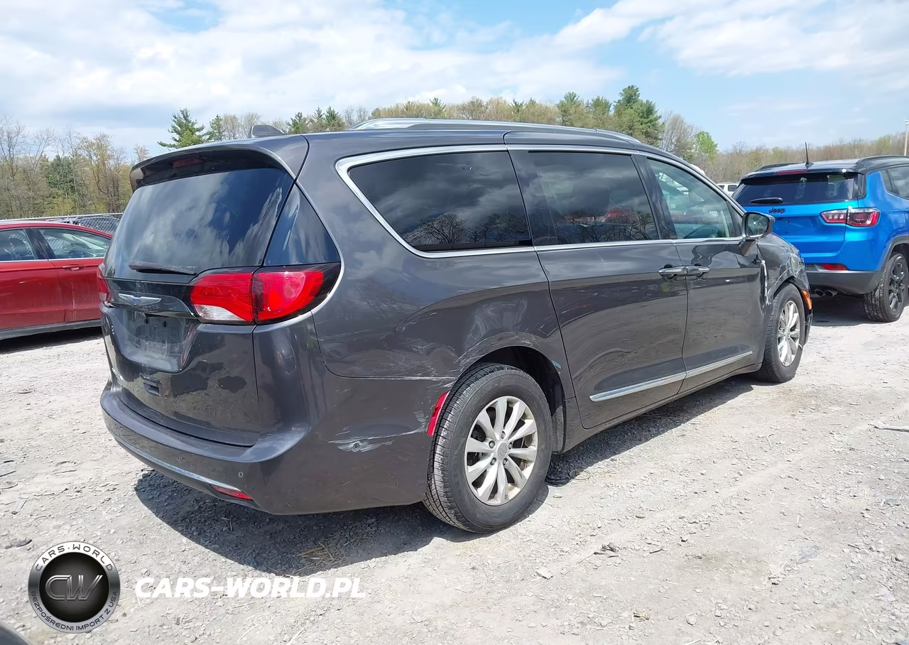 2018 Chrysler Pacifica Touring L Plus VIN:2C4RC1EG1JR351095 - 4