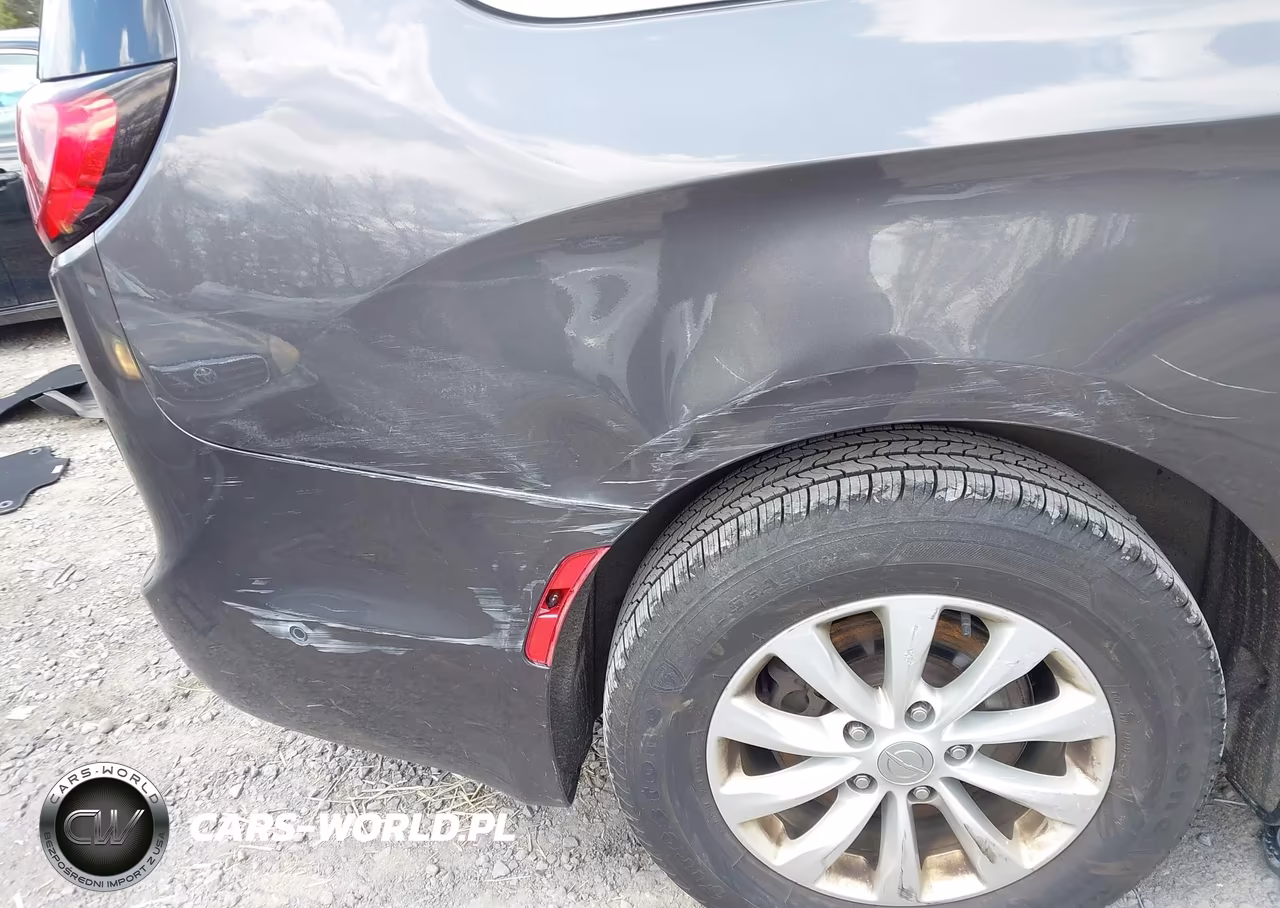 2018 Chrysler Pacifica Touring L Plus VIN:2C4RC1EG1JR351095 - 6