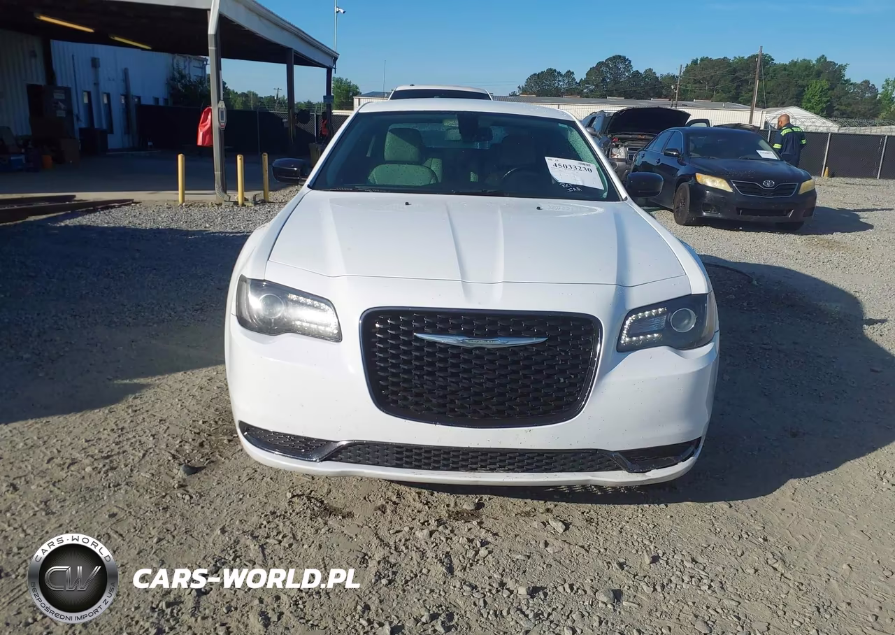 2018 Chrysler 300 Touring VIN:2C3CCAAG9JH316973 - 12