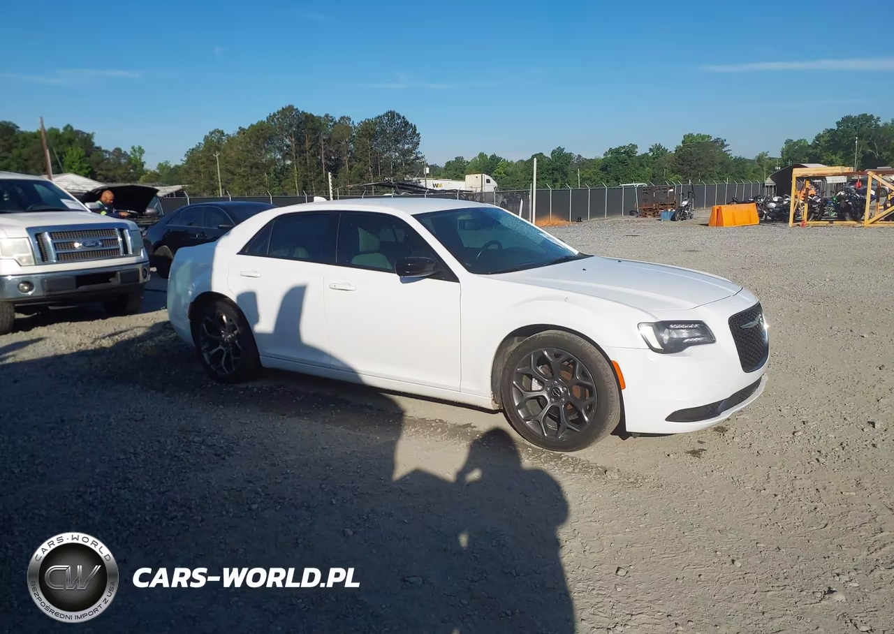 2018 Chrysler 300 Touring VIN:2C3CCAAG9JH316973 - 13