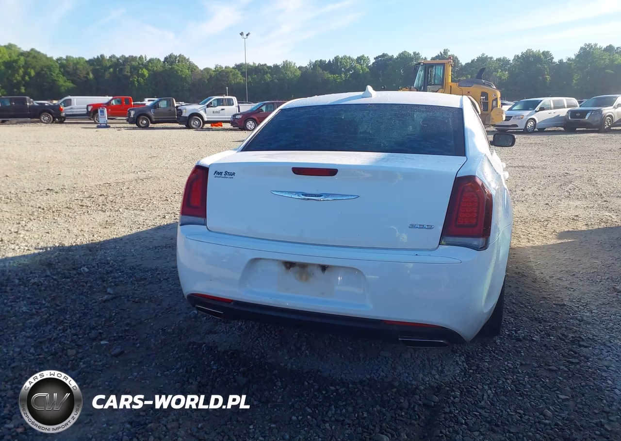 2018 Chrysler 300 Touring VIN:2C3CCAAG9JH316973 - 16