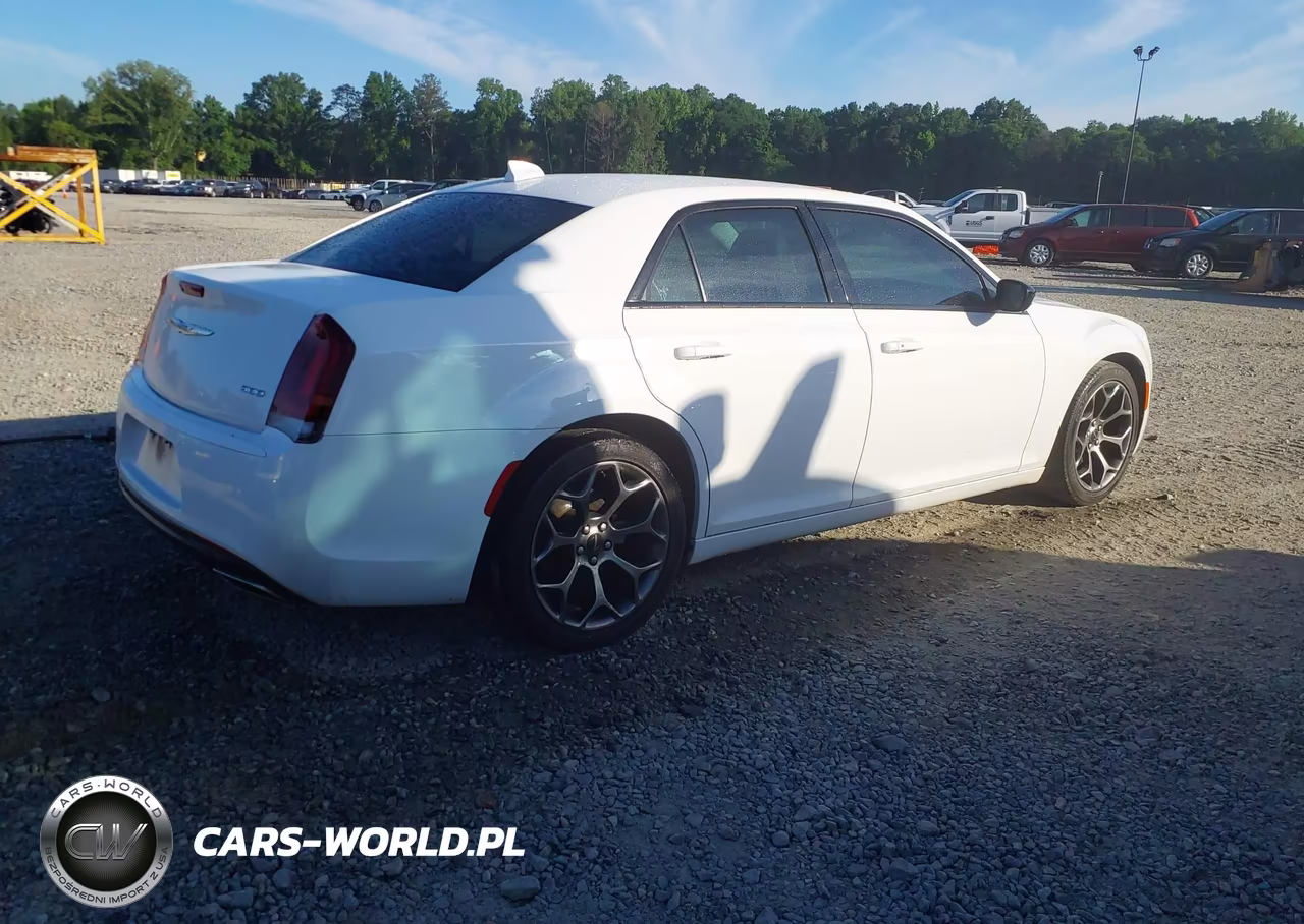 2018 Chrysler 300 Touring VIN:2C3CCAAG9JH316973 - 4