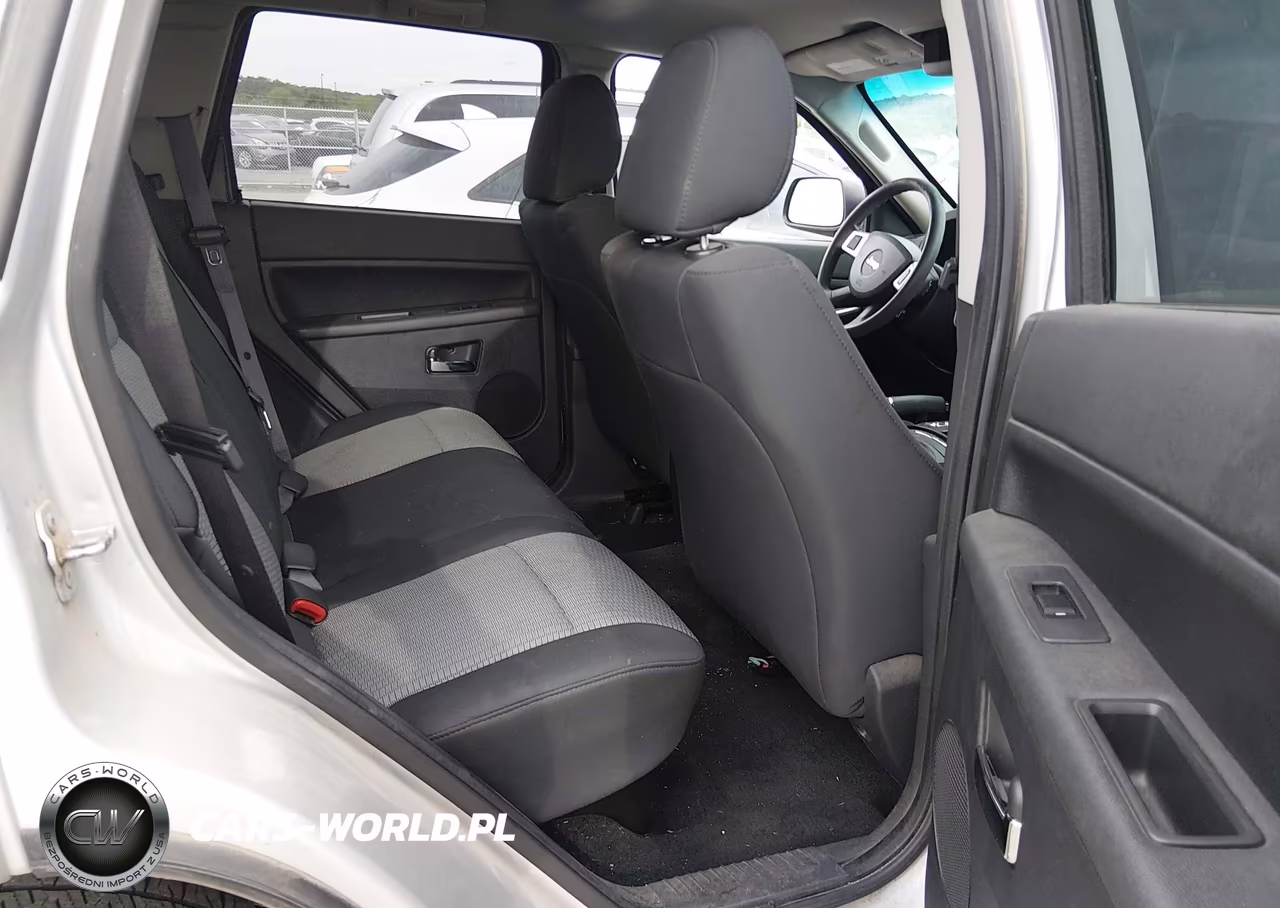 2010 Jeep Grand Cherokee Laredo VIN:1J4PR4GK7AC111108 - 8