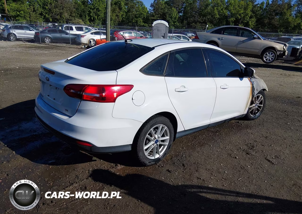 2016 Ford Focus Se VIN:1FADP3F29GL345114 - 4