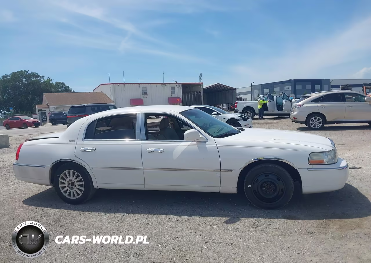 2003 Lincoln Town Car Signature VIN:1LNHM82W33Y653141 - 13
