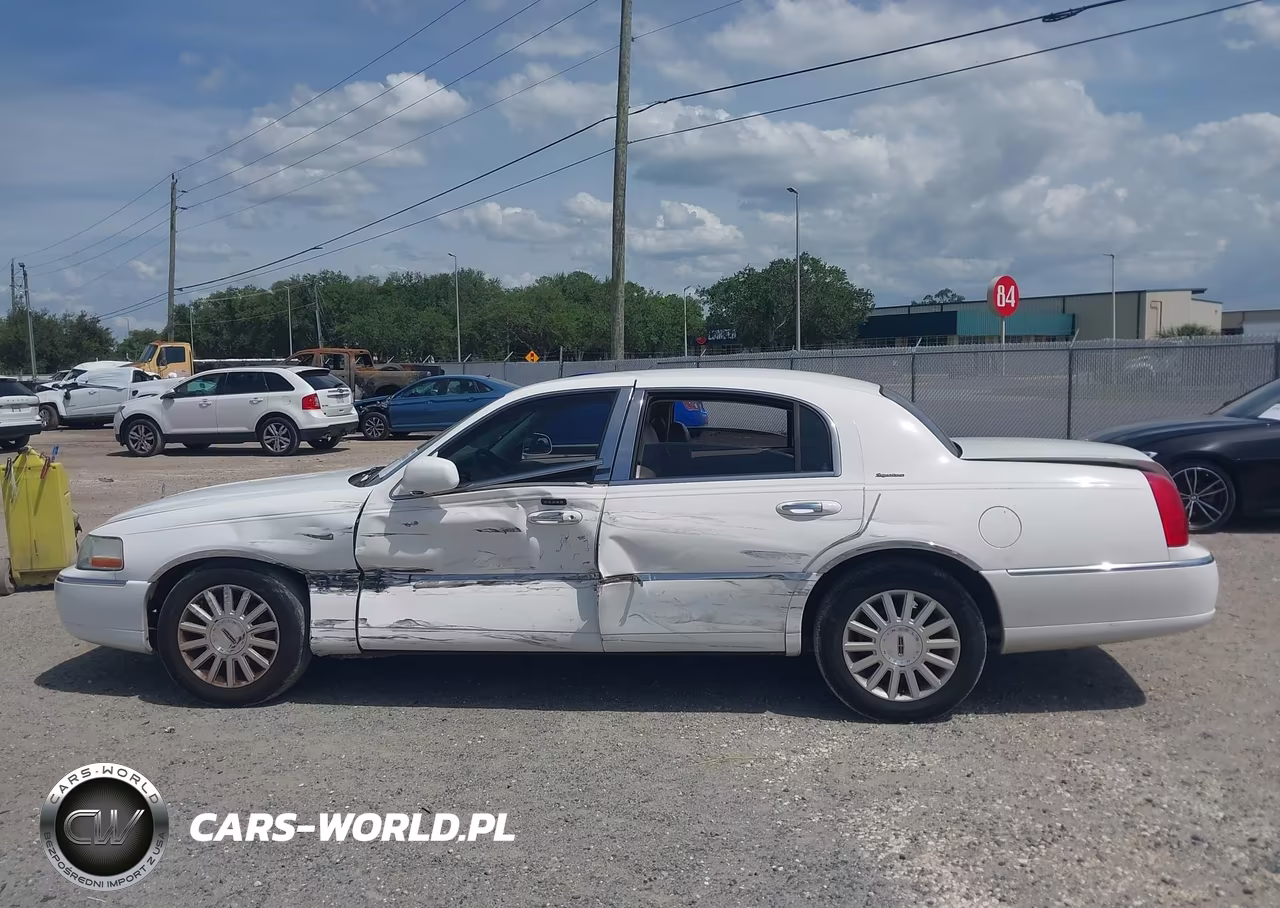2003 Lincoln Town Car Signature VIN:1LNHM82W33Y653141 - 14