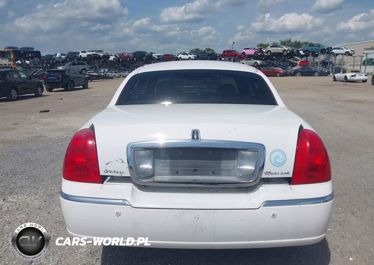 2003 Lincoln Town Car Signature VIN:1LNHM82W33Y653141 - 16