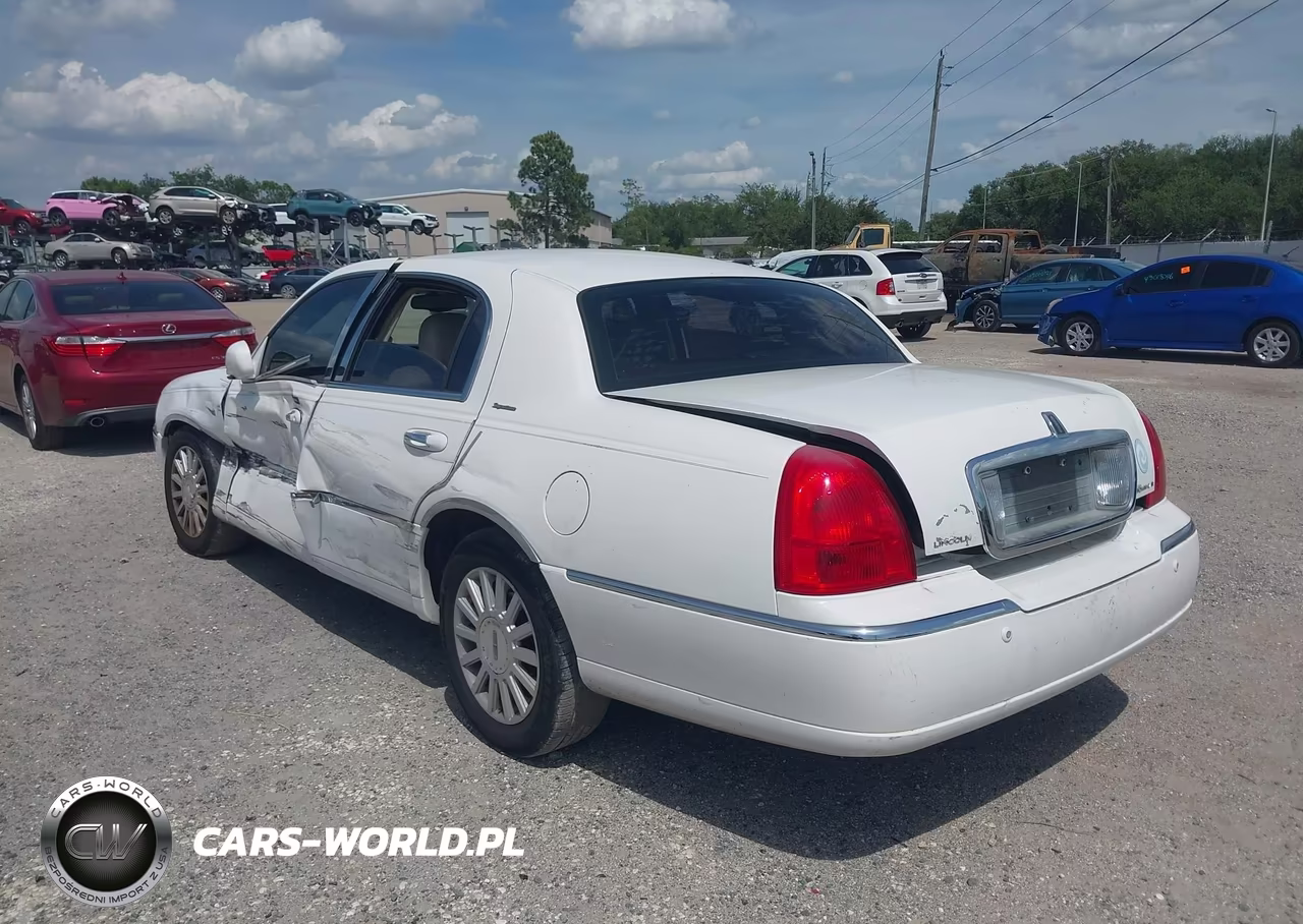 2003 Lincoln Town Car Signature VIN:1LNHM82W33Y653141 - 3