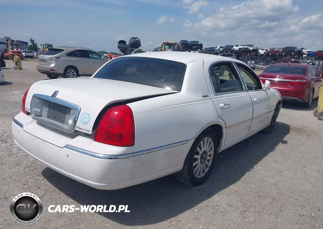 2003 Lincoln Town Car Signature VIN:1LNHM82W33Y653141 - 4