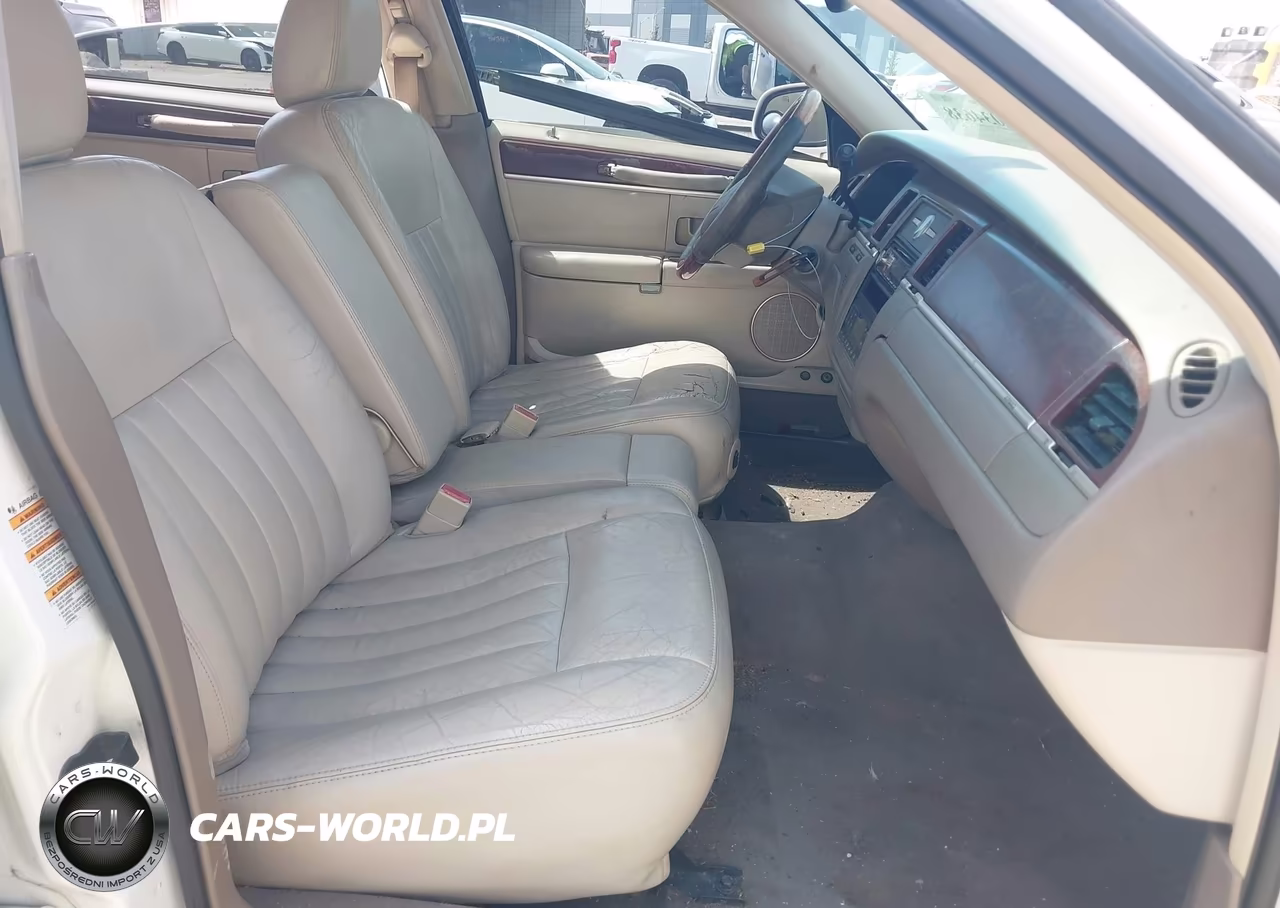 2003 Lincoln Town Car Signature VIN:1LNHM82W33Y653141 - 5
