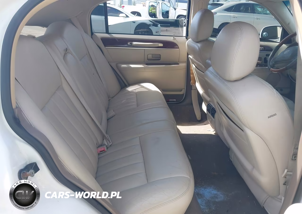 2003 Lincoln Town Car Signature VIN:1LNHM82W33Y653141 - 8