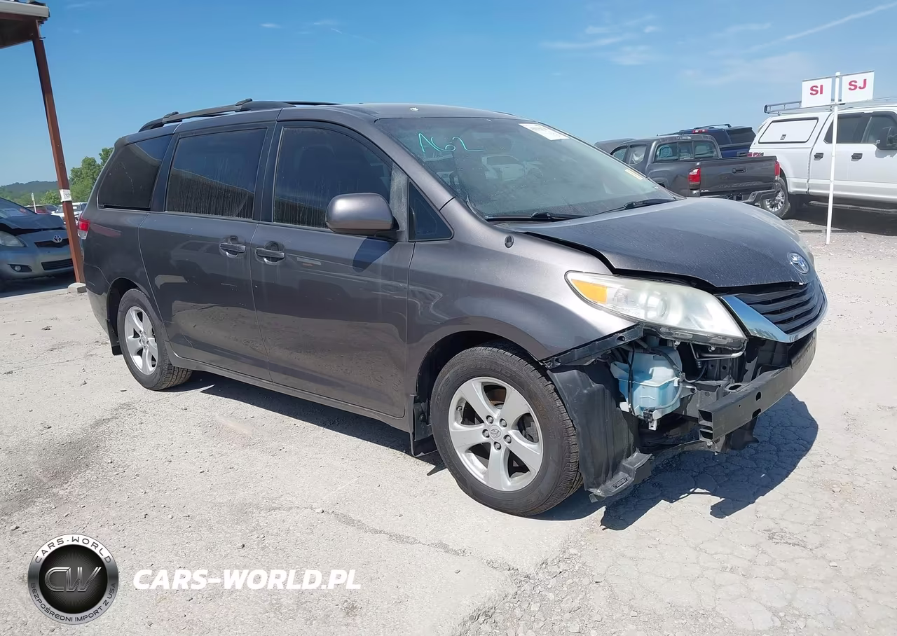2014 Toyota Sienna Le V6 8 Passenger
