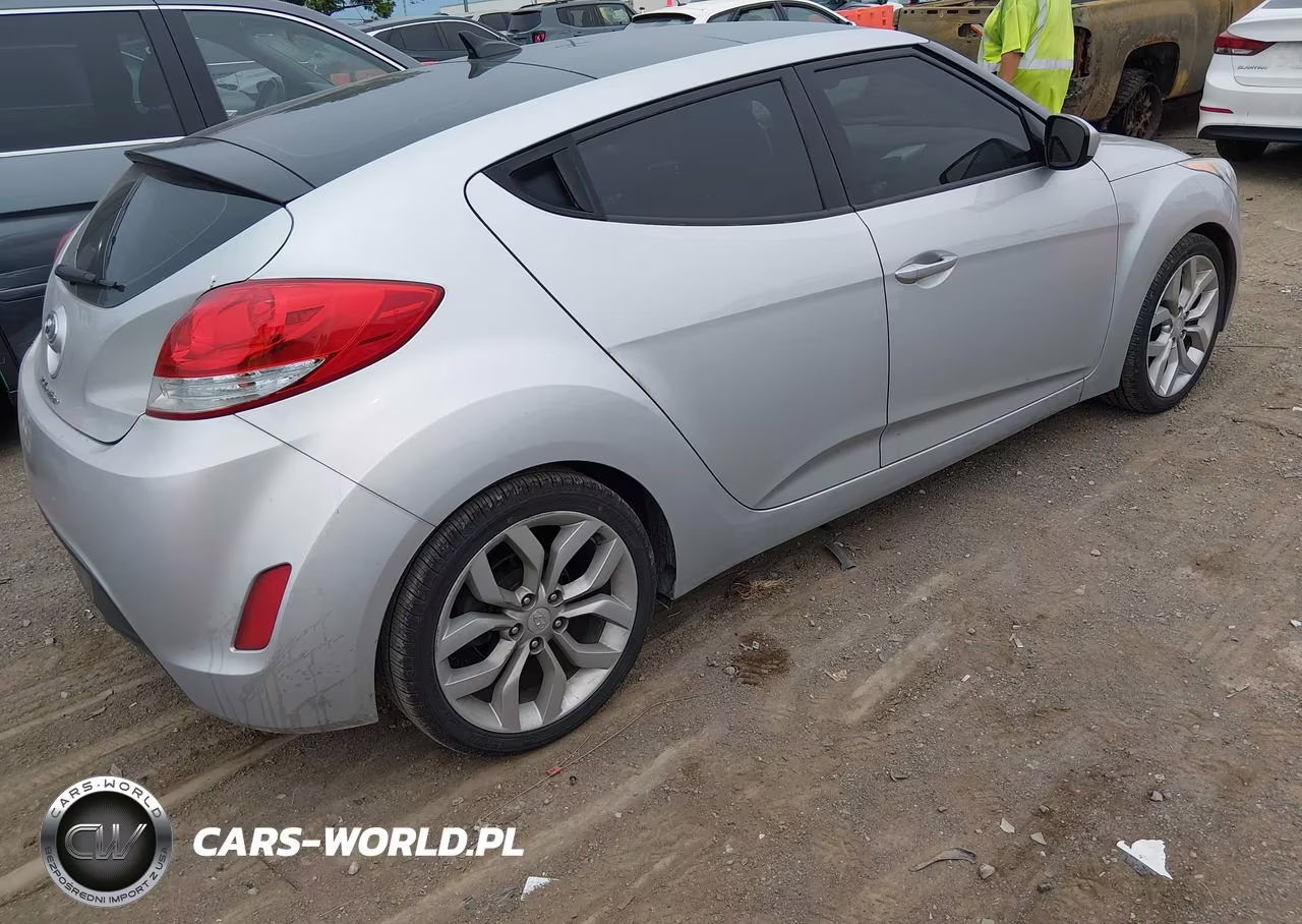 2015 Hyundai Veloster VIN:KMHTC6ADXFU243952 - 4