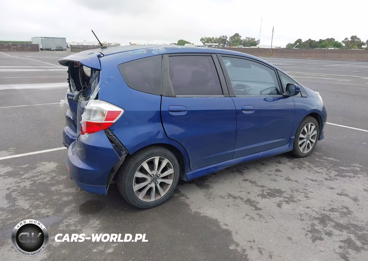 2013 Honda Fit Sport VIN:JHMGE8H51DC016998 - 4