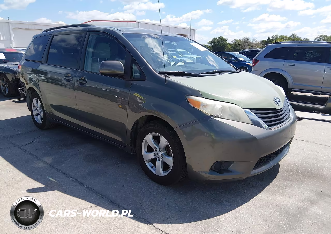 2012 Toyota Sienna Le V6 8 Passenger