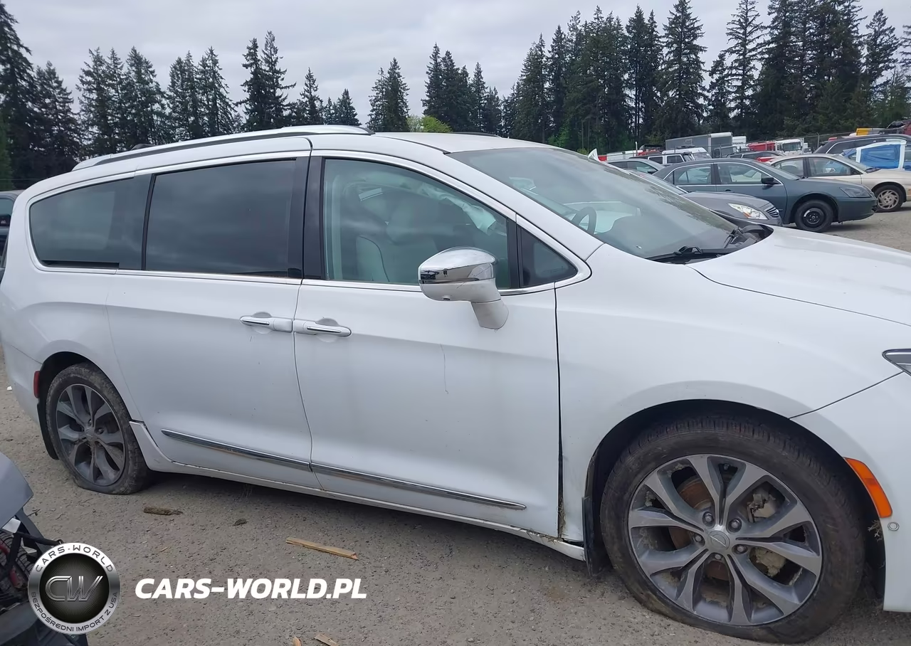 2017 Chrysler Pacifica Limited VIN:2C4RC1GGXHR703520 - 13