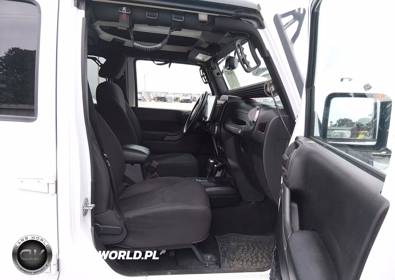 2016 Jeep Wrangler Unlimited Sport VIN:1C4BJWDG2GL203724 - 5