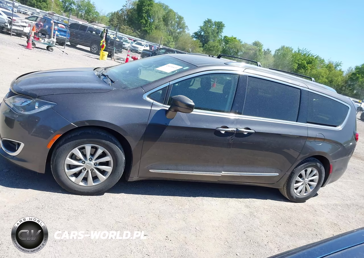 2019 Chrysler Pacifica Touring L VIN:2C4RC1BG8KR583196 - 14