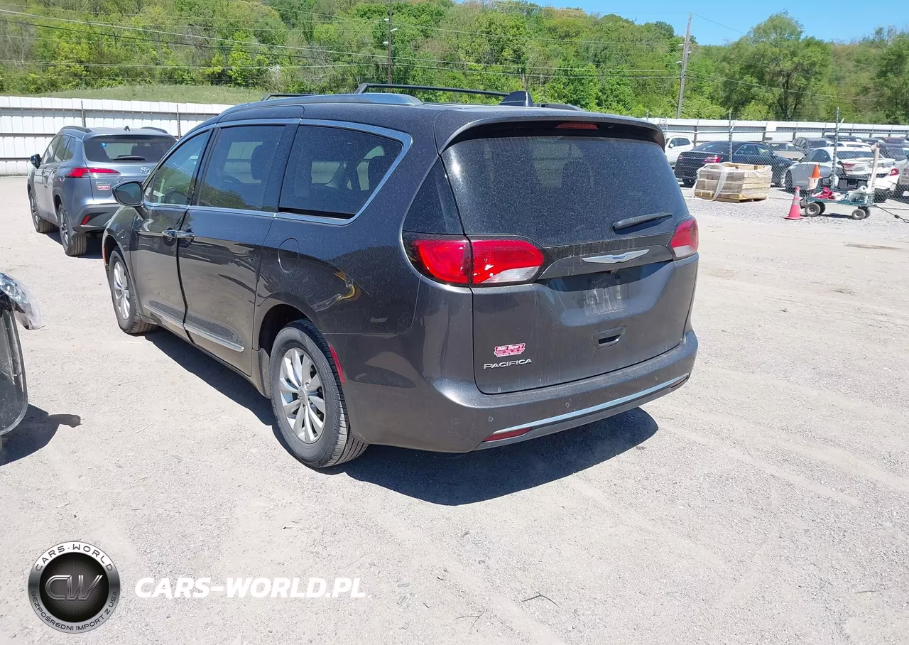 2019 Chrysler Pacifica Touring L VIN:2C4RC1BG8KR583196 - 3