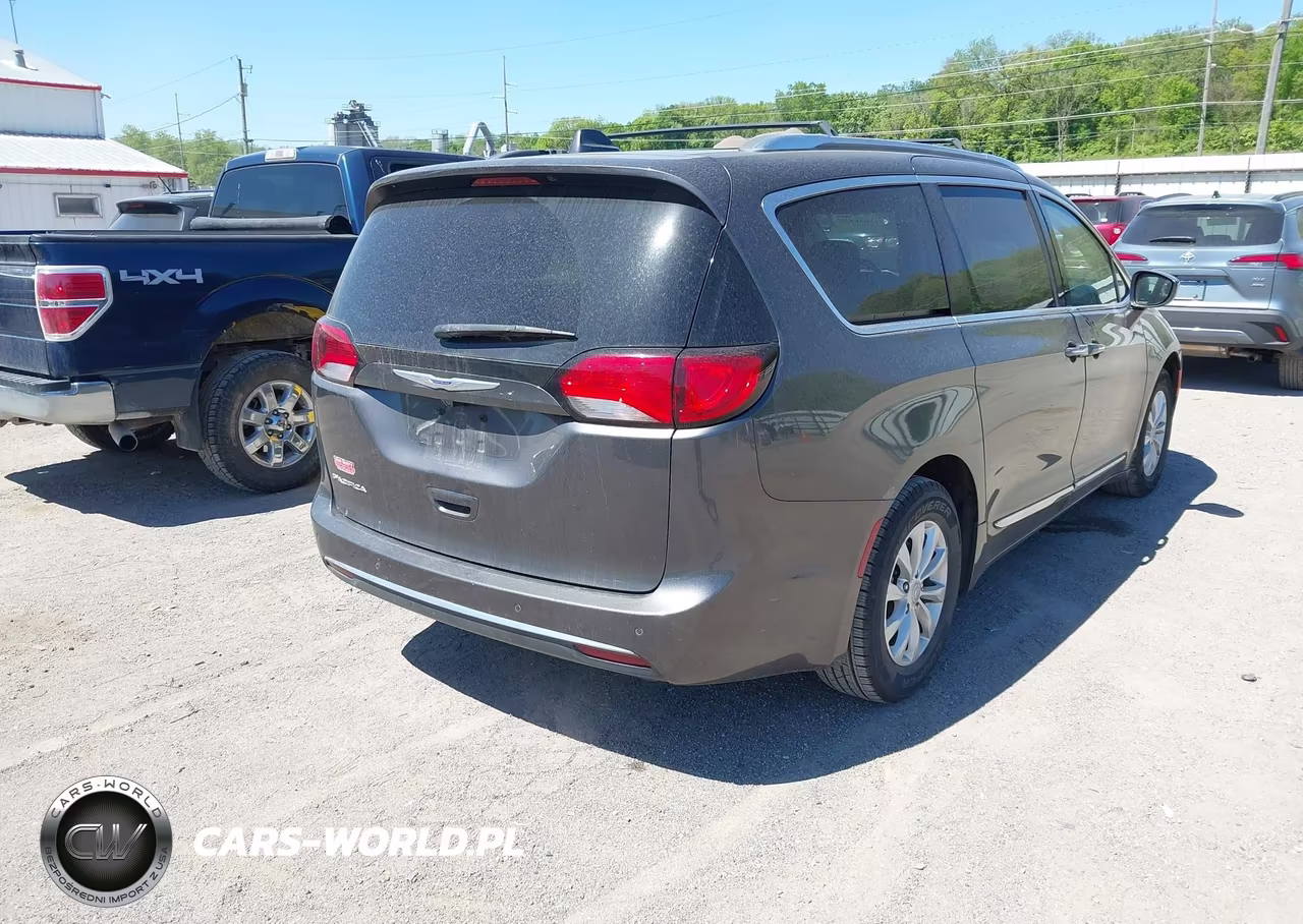 2019 Chrysler Pacifica Touring L VIN:2C4RC1BG8KR583196 - 4