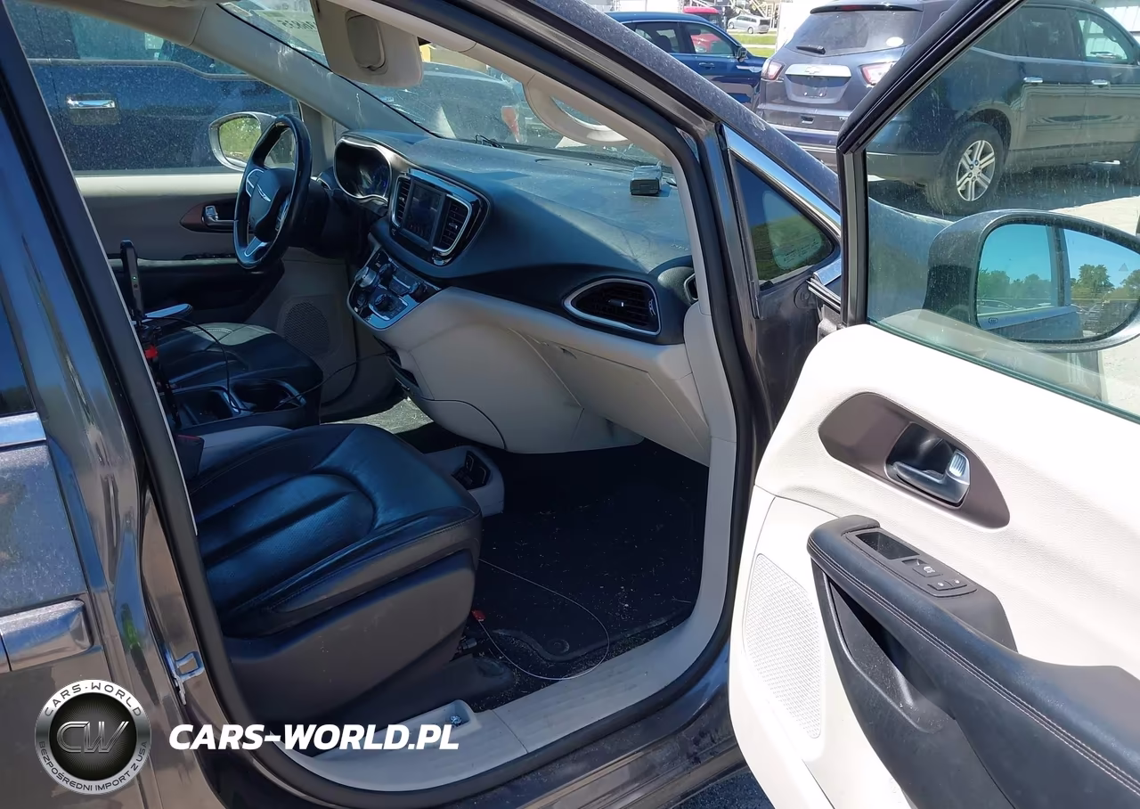 2019 Chrysler Pacifica Touring L VIN:2C4RC1BG8KR583196 - 5