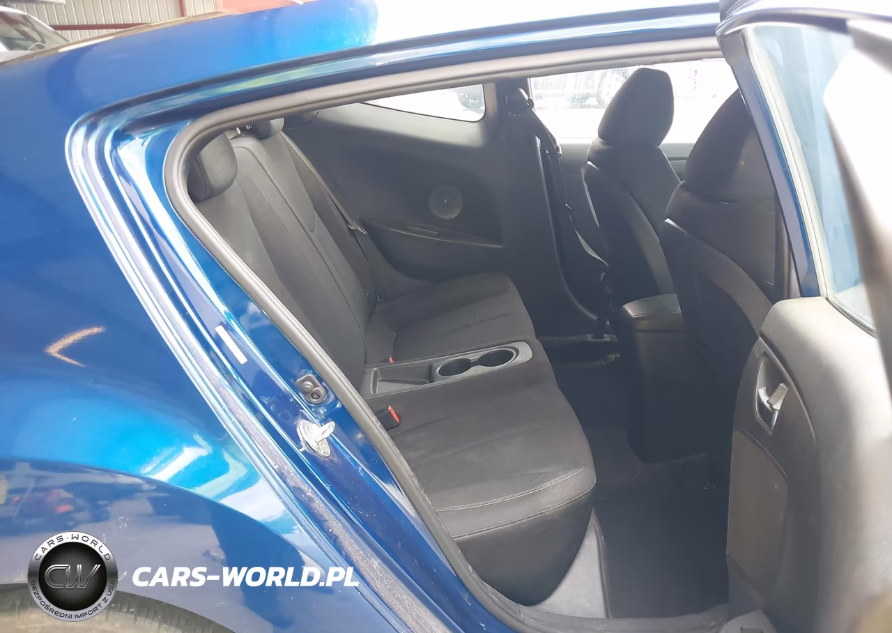 2017 Hyundai Veloster VIN:KMHTC6AD0HU319598 - 8