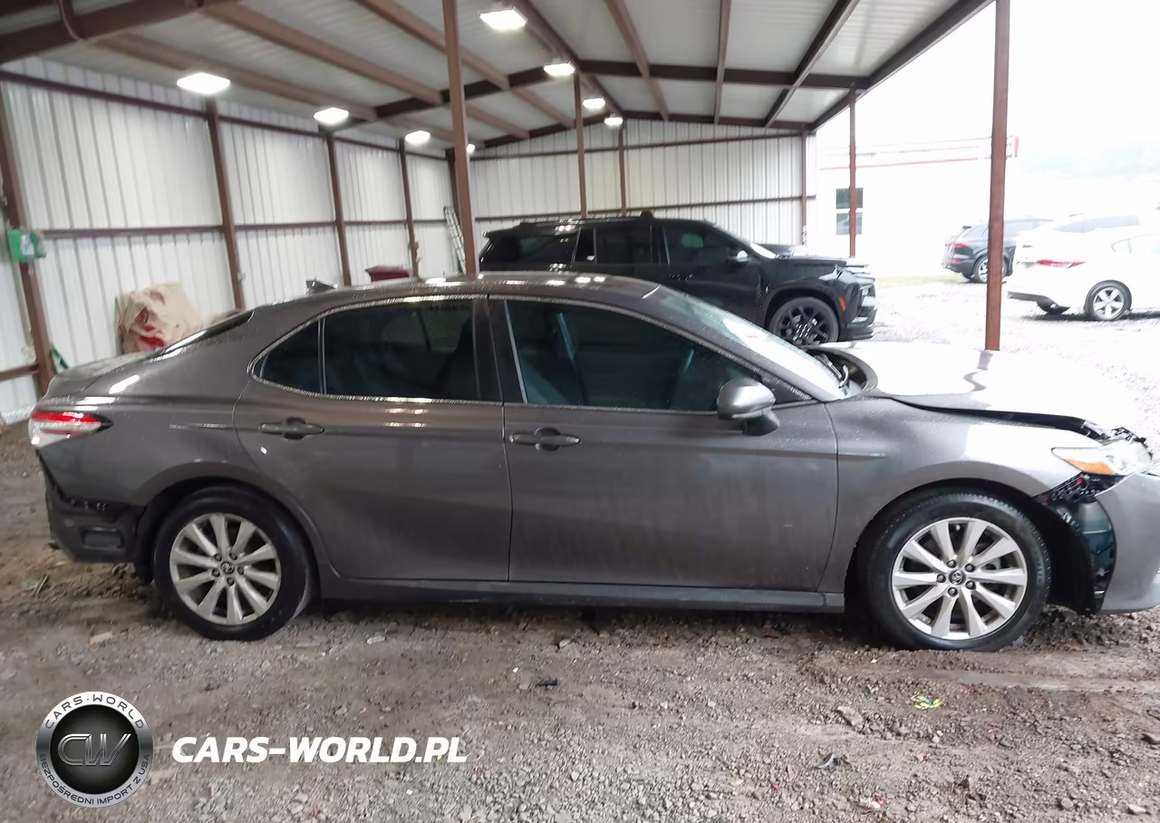 2019 Toyota Camry Le VIN:4T1B11HK8KU184600 - 14