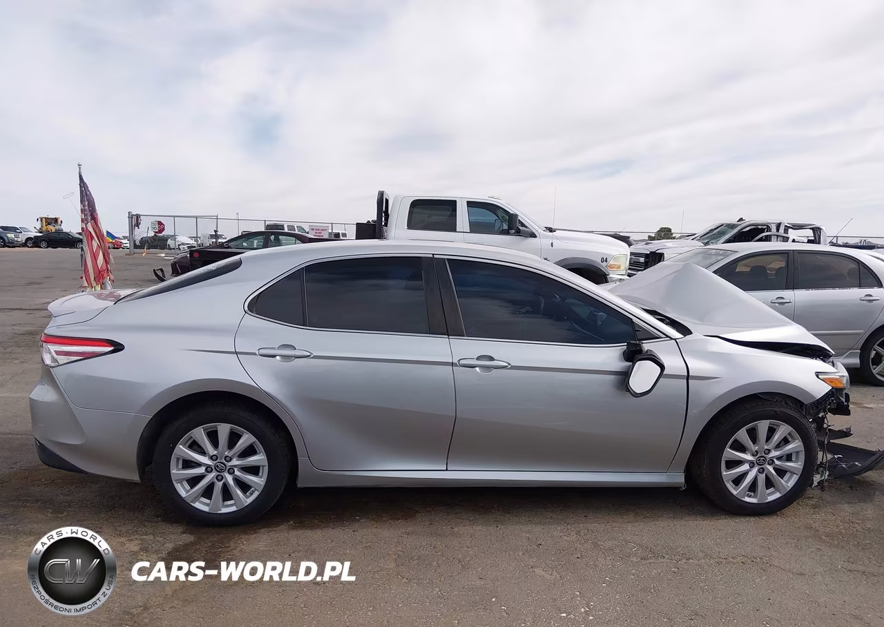 2018 Toyota Camry Le VIN:4T1B11HK7JU063491 - 13