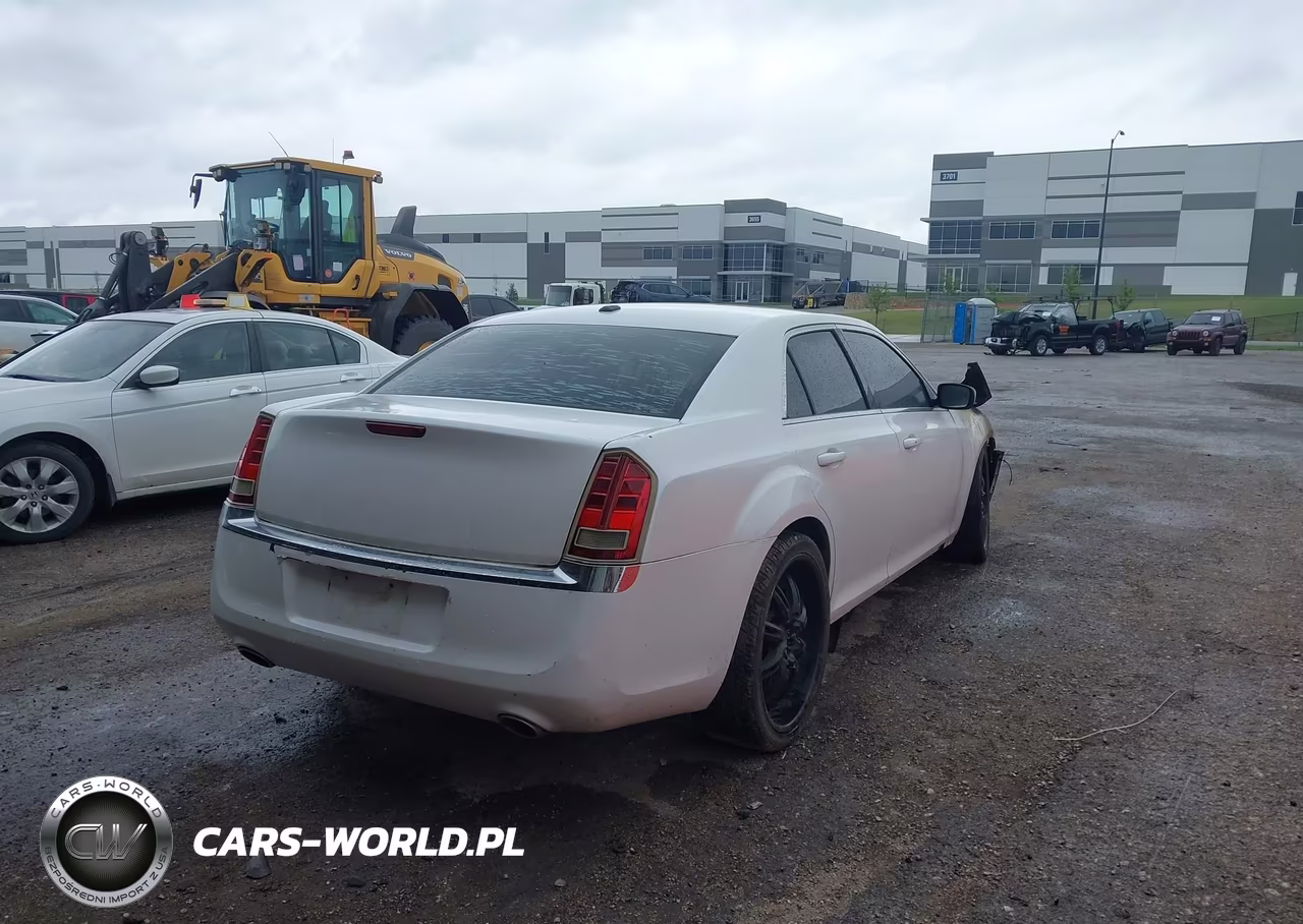 2012 Chrysler 300 VIN:2C3CCAAG8CH104925 - 4