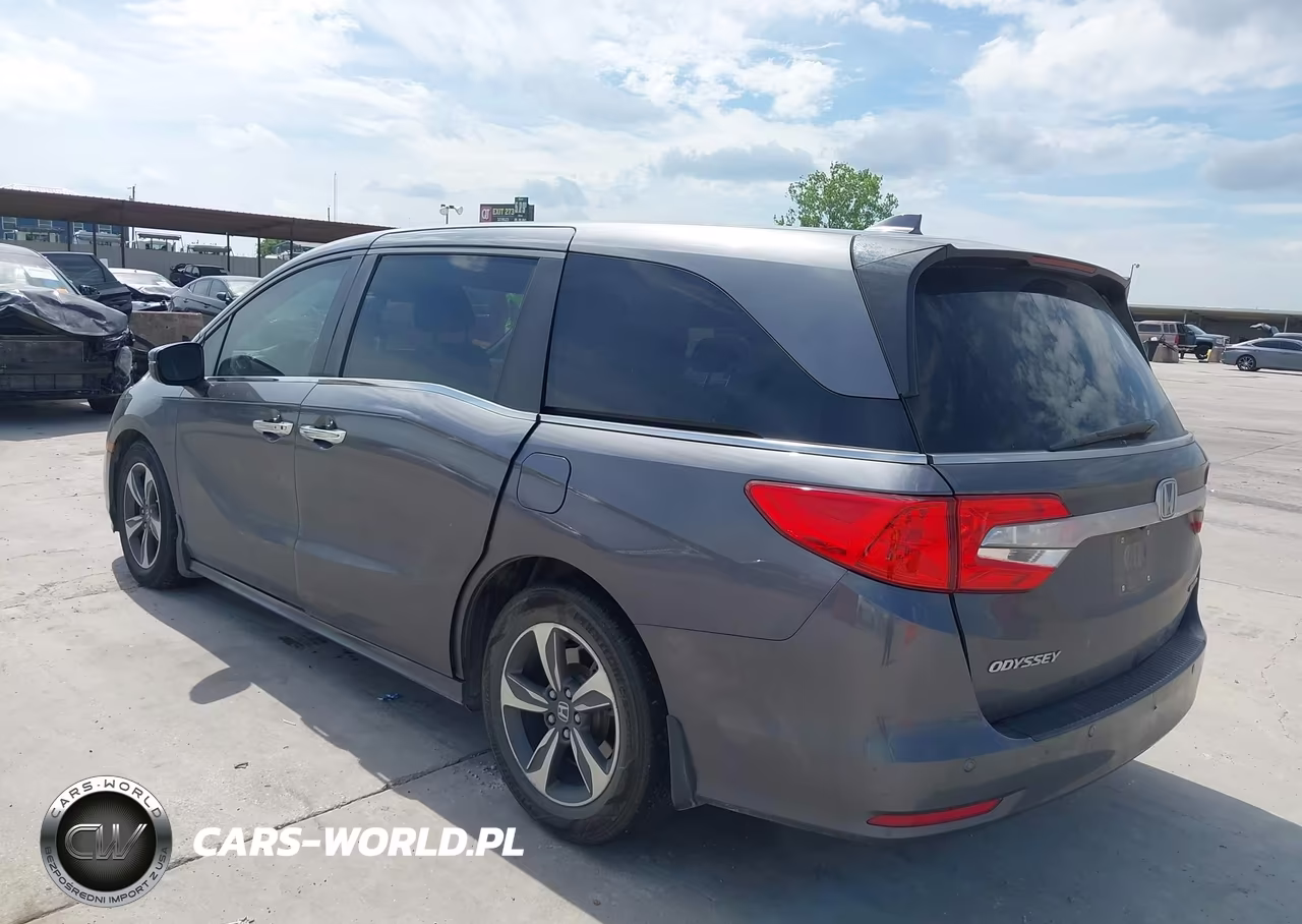 2018 Honda Odyssey Touring VIN:5FNRL6H8XJB031691 - 3