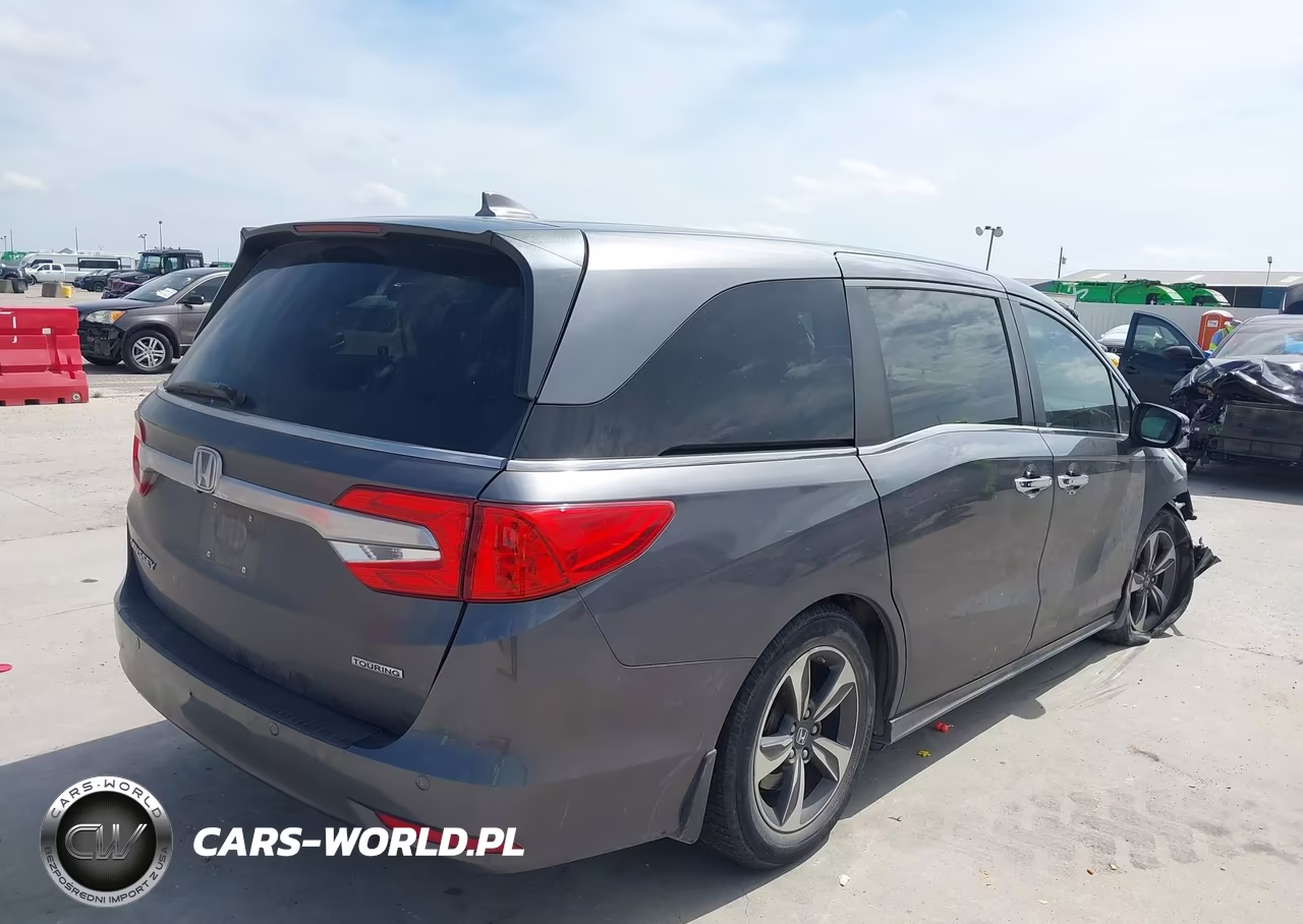 2018 Honda Odyssey Touring VIN:5FNRL6H8XJB031691 - 4
