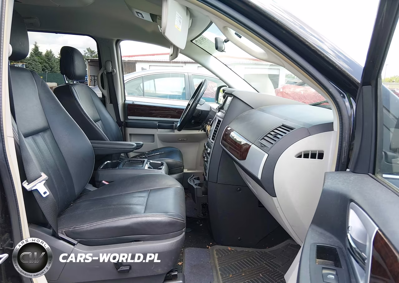2010 Chrysler Town & Country Touring Plus VIN:2A4RR8D17AR320643 - 5