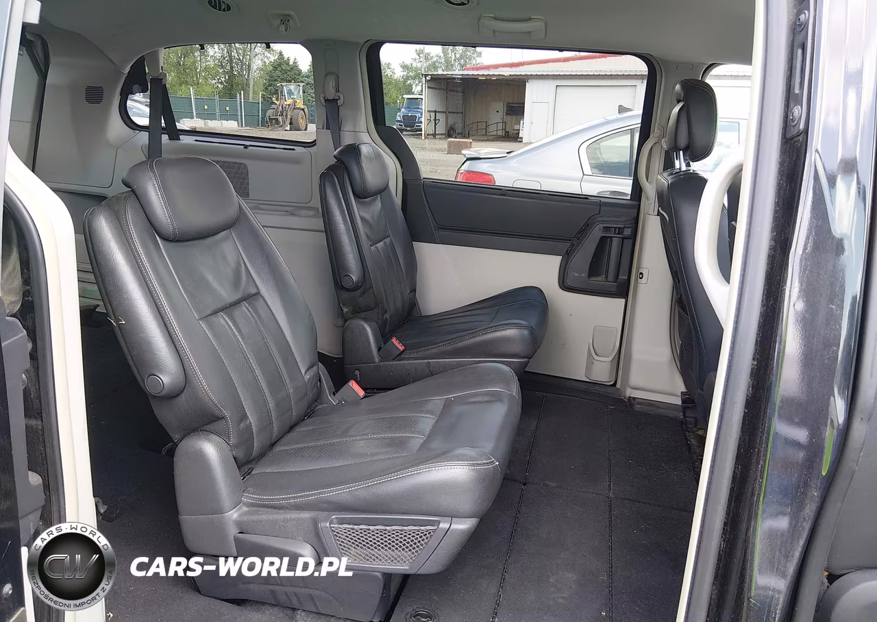 2010 Chrysler Town & Country Touring Plus VIN:2A4RR8D17AR320643 - 8