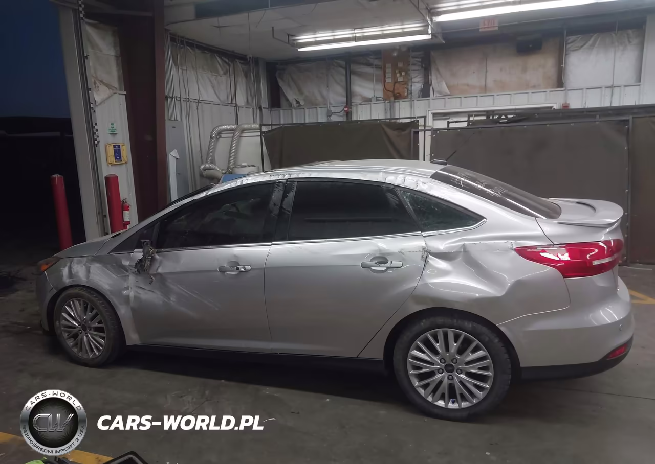 2018 Ford Focus Titanium VIN:1FADP3J27JL250033 - 14