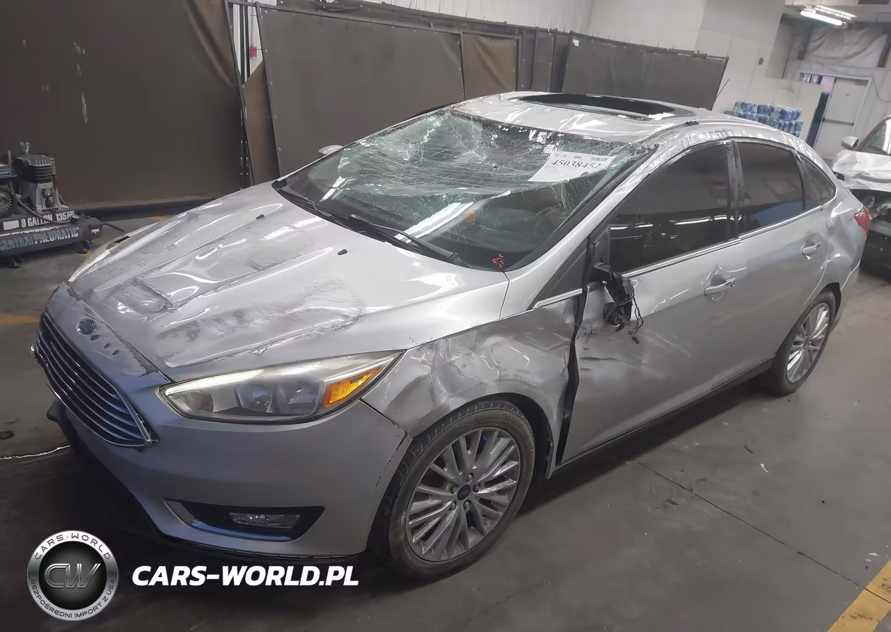 2018 Ford Focus Titanium VIN:1FADP3J27JL250033 - 2