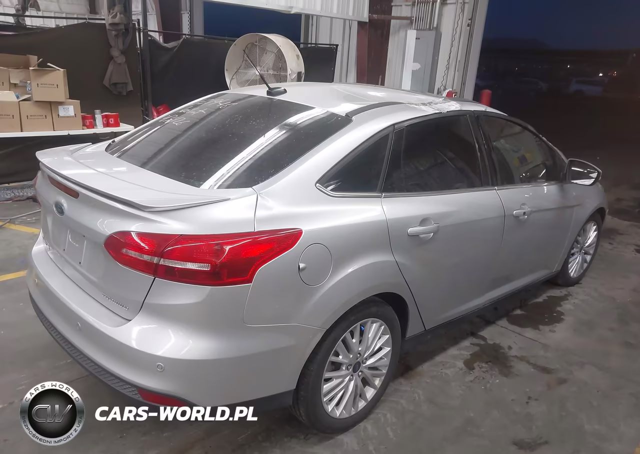 2018 Ford Focus Titanium VIN:1FADP3J27JL250033 - 4