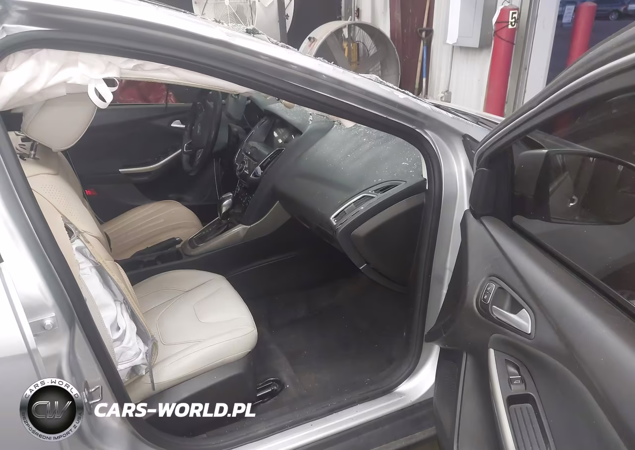 2018 Ford Focus Titanium VIN:1FADP3J27JL250033 - 5