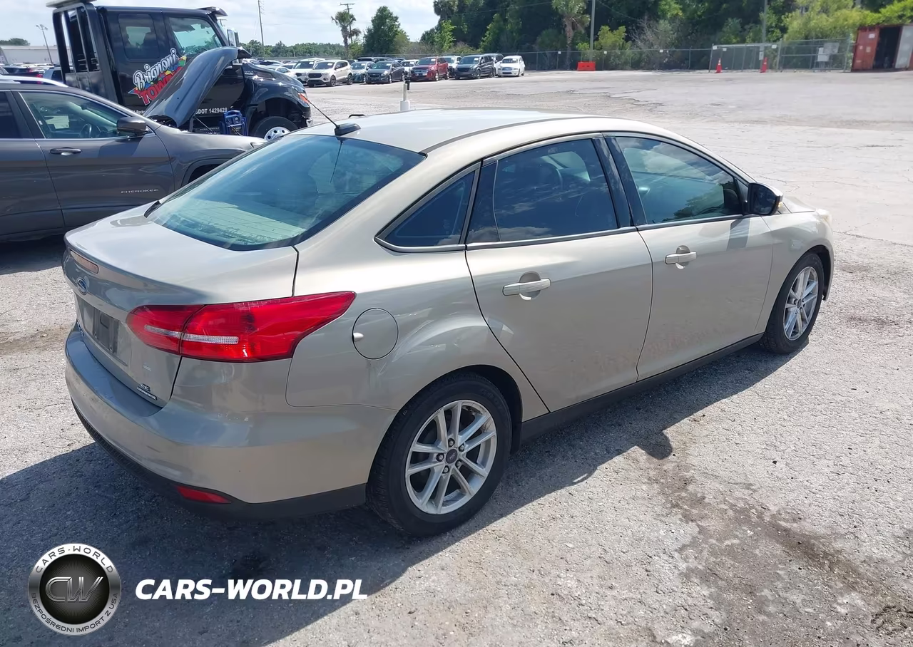 2015 Ford Focus Se VIN:1FADP3F27FL279967 - 4