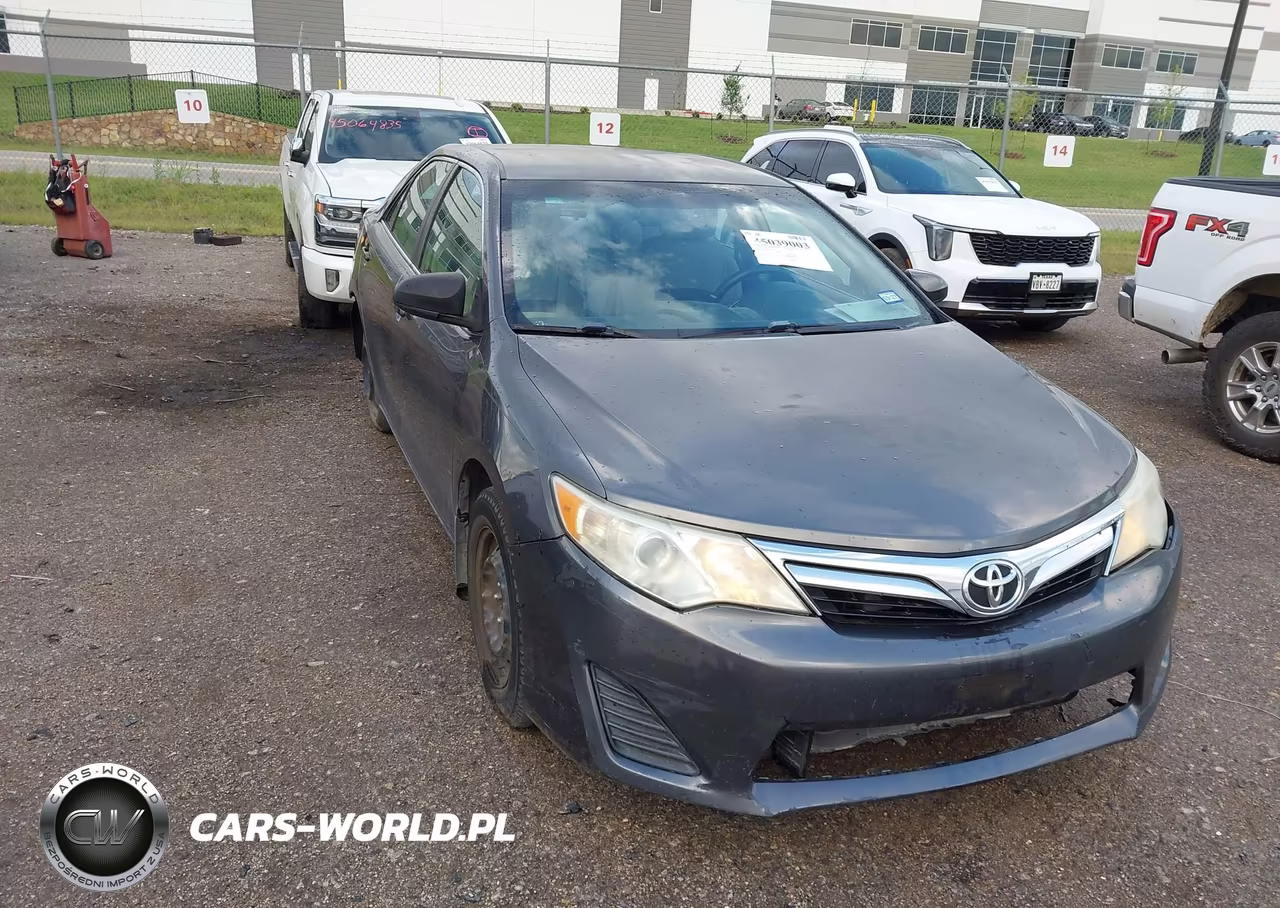 2014 Toyota Camry Le – zdjęcie 1 z 16