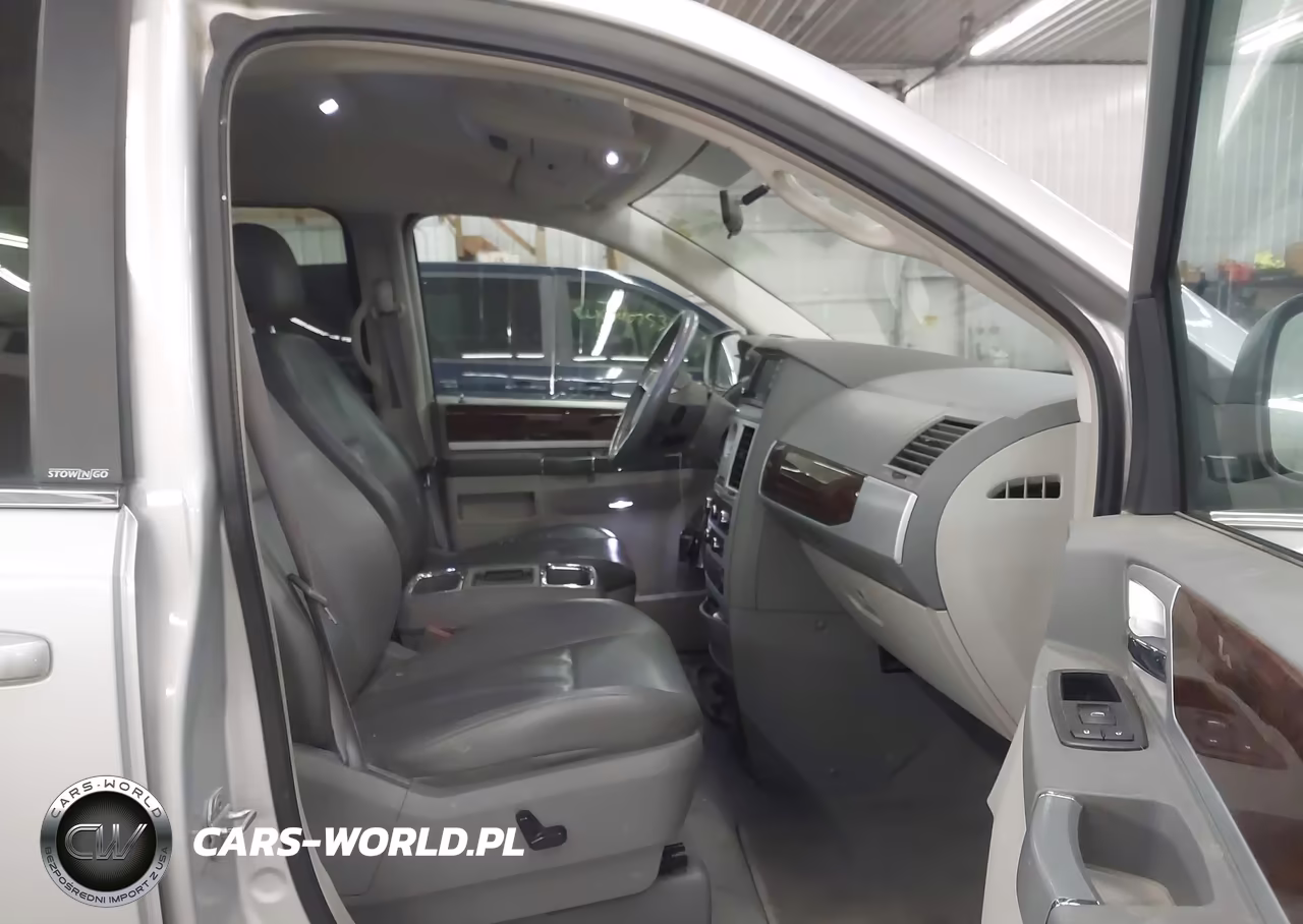 2010 Chrysler Town & Country Touring VIN:2A4RR5DX1AR345427 - 5