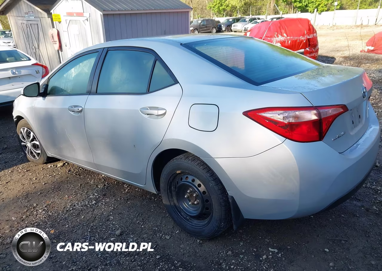 2018 Toyota Corolla Le VIN:2T1BURHE4JC050425 - 3