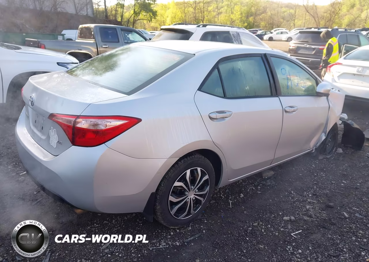2018 Toyota Corolla Le VIN:2T1BURHE4JC050425 - 4
