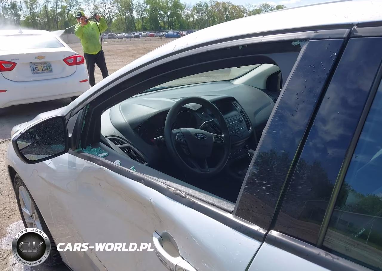 2018 Ford Focus Se VIN:1FADP3F25JL235183 - 18