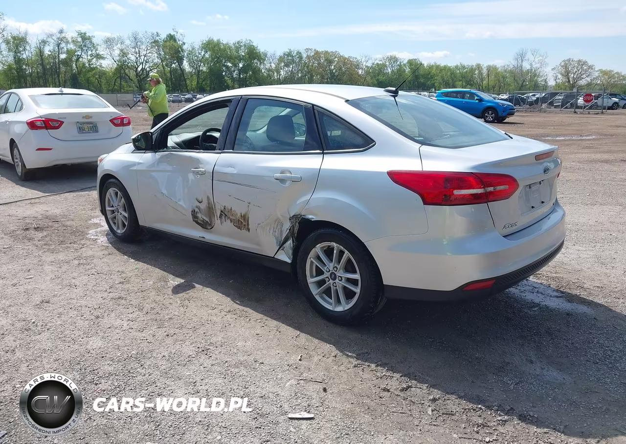 2018 Ford Focus Se VIN:1FADP3F25JL235183 - 3