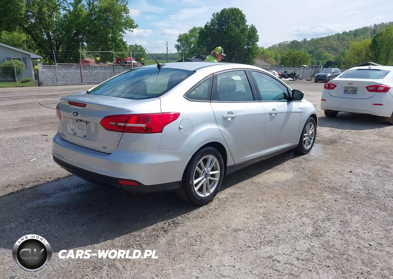 2018 Ford Focus Se VIN:1FADP3F25JL235183 - 4