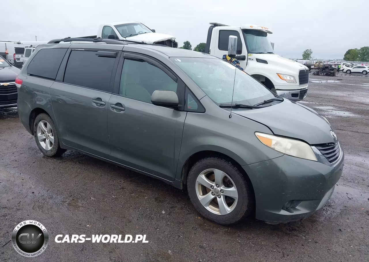 2012 Toyota Sienna Le V6 8 Passenger