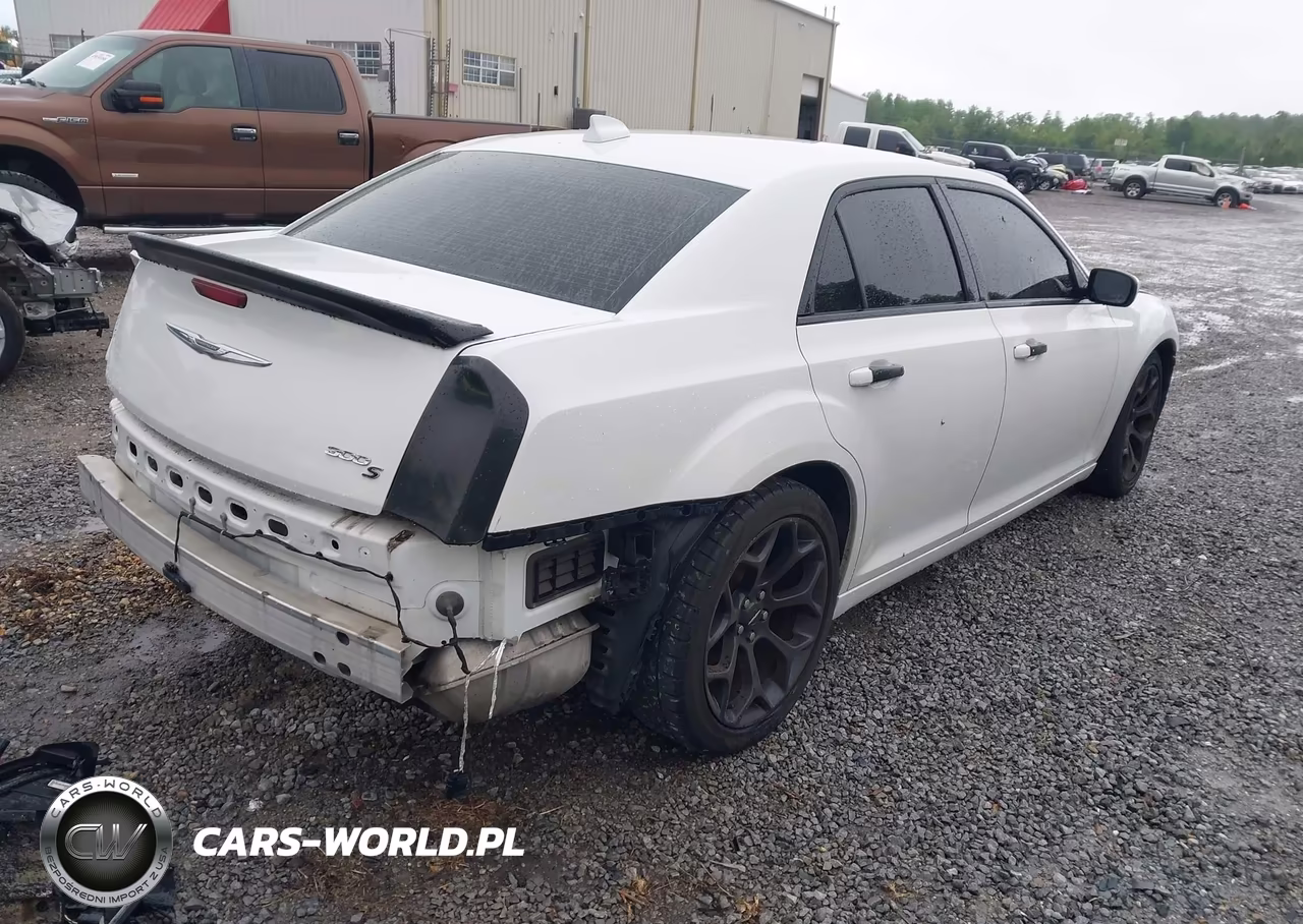 2019 Chrysler 300 300S VIN:2C3CCABG4KH635018 - 4